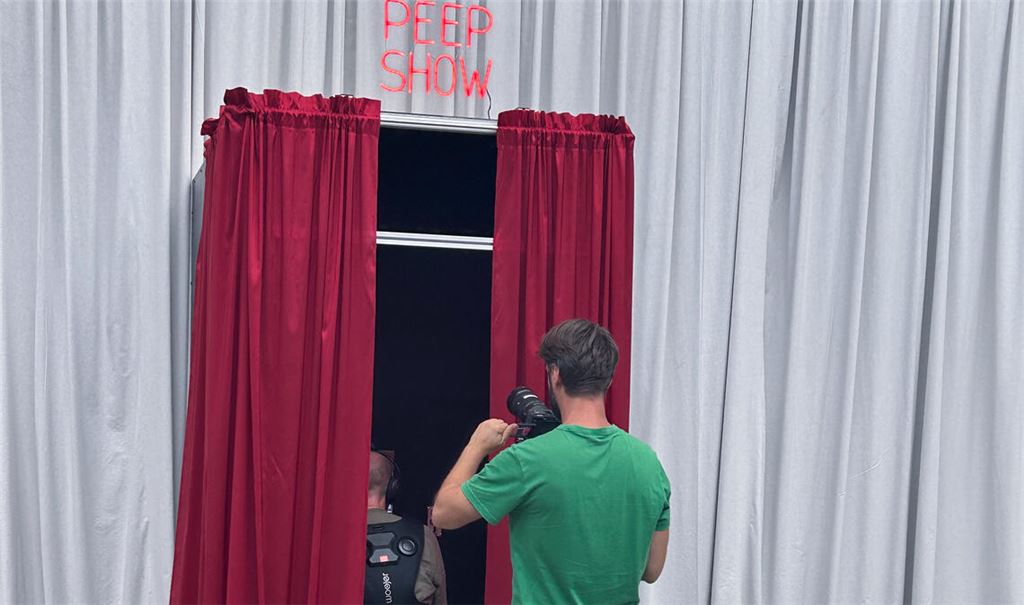 Ein Fernsehteam des SWR-Kulturmagazins interviewt Julian Kirschler in seiner Ausstellung „Der Raum des Unbehagens“ im Alten Schlachthof Pforzheim. Foto: privat