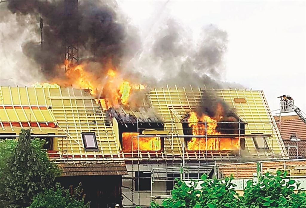 Ein Feuer an der Grabenstraße wird im Juni 2020 zur Herausforderung. Rechts: Bürgermeister Hopp würdigt den langjährigen Kommandanten Markus Haberstroh..Archivfoto: Einsatz 24/Foto: Haller