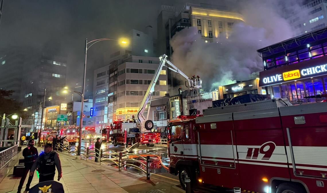 Ein Feuer ist in einem Restaurant im Stadtzentrum von Seoul, direkt hinter dem Rathaus, ausgebrochen.