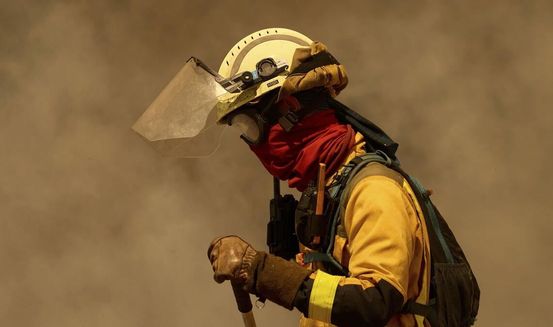 Ein Feuerwehrmann ist im Einsatz, während ein Feuer auf das Dorf Rebordondo in der Nähe von Ourense im Nordwesten Spaniens übergreift.