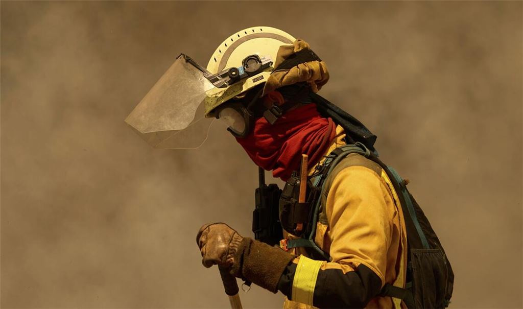 Ein Feuerwehrmann ist im Einsatz, während ein Feuer auf das Dorf Rebordondo in der Nähe von Ourense im Nordwesten Spaniens übergreift.