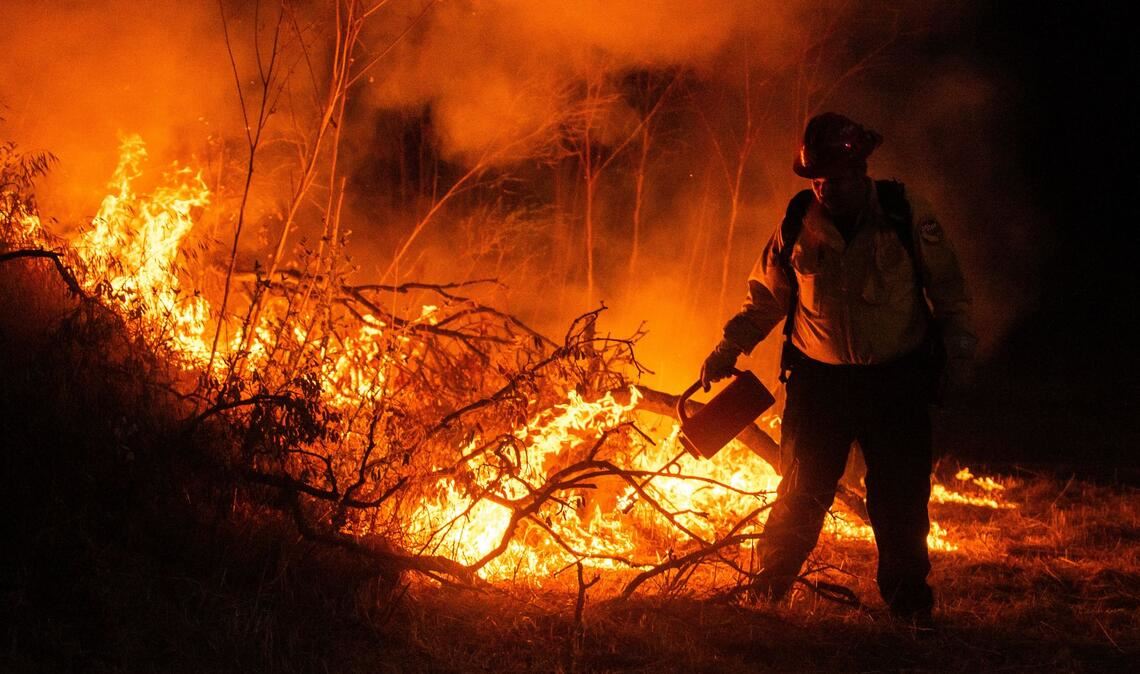 Ein Feuerwehrmann kämpft gegen die Flammen