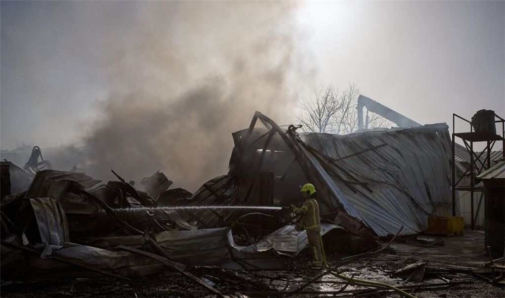 Ein Feuerwehrmann löscht in Zentralisrael ein Feuer an der Stelle, an der eine iranische Rakete eingeschlagen ist.