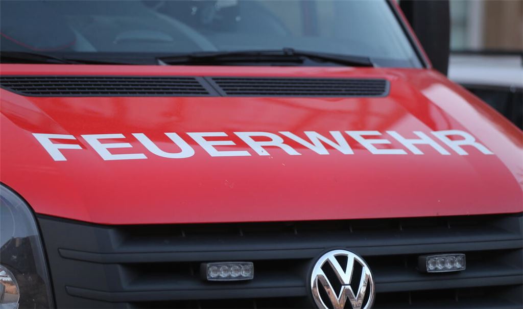 Ein Feuerwehrmann wird bei dem Einsatz verletzt. Symbolfoto: Archiv