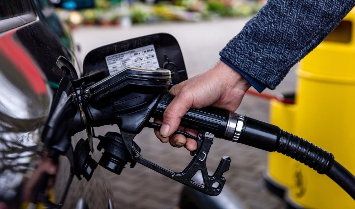 Ein Firmenmitarbeiter hatte das Fahrzeug vollgetankt. Als er am Morgen losfahren wollte, war der Tankdeckel aufgebrochen (Symbolbild).