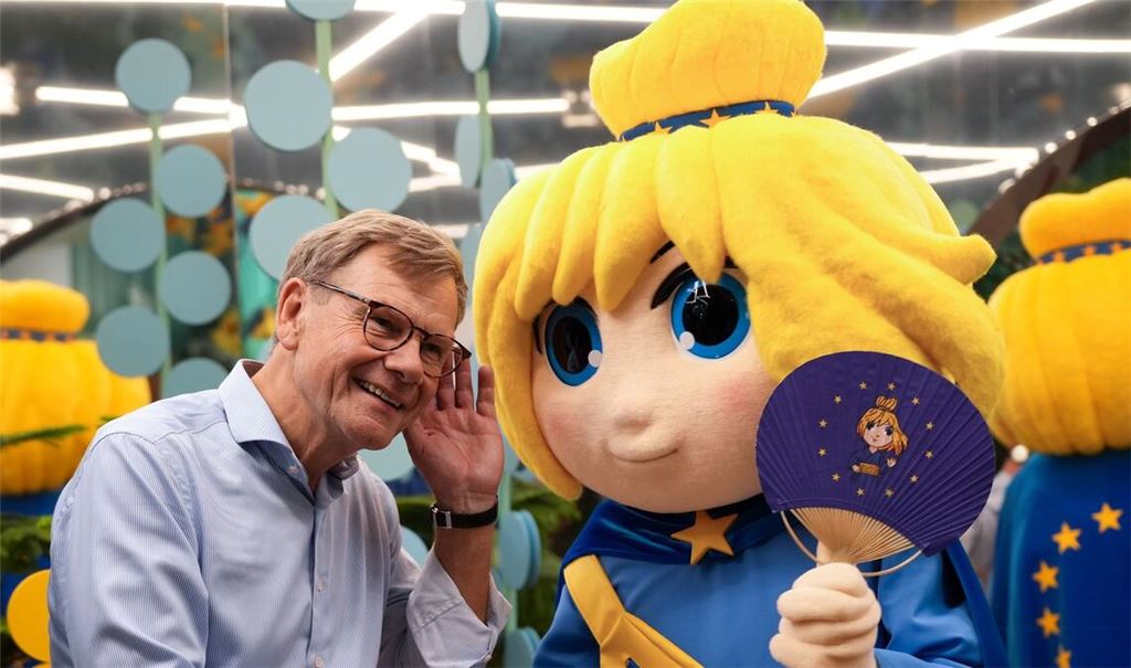 Ein Flirt auf der Expo: Außenminister Wadephul und Maskottchen "Europe-Chan" kommen sich im japanischen Osaka im Europa Pavillon näher.