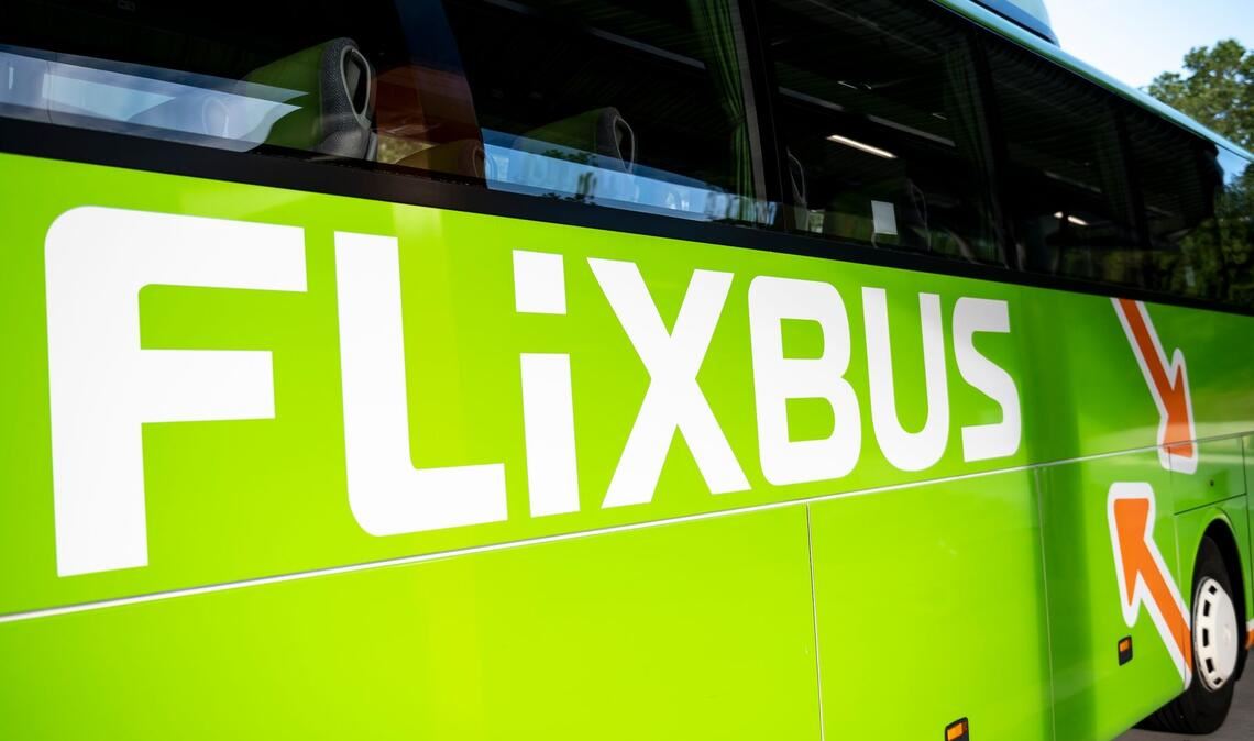 Ein Flixbus steht im Zentralen Omnibusbahnhof in Berlin.