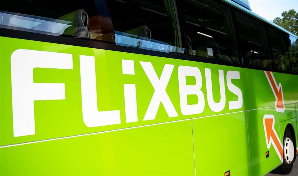 Ein Flixbus steht im Zentralen Omnibusbahnhof in Berlin.