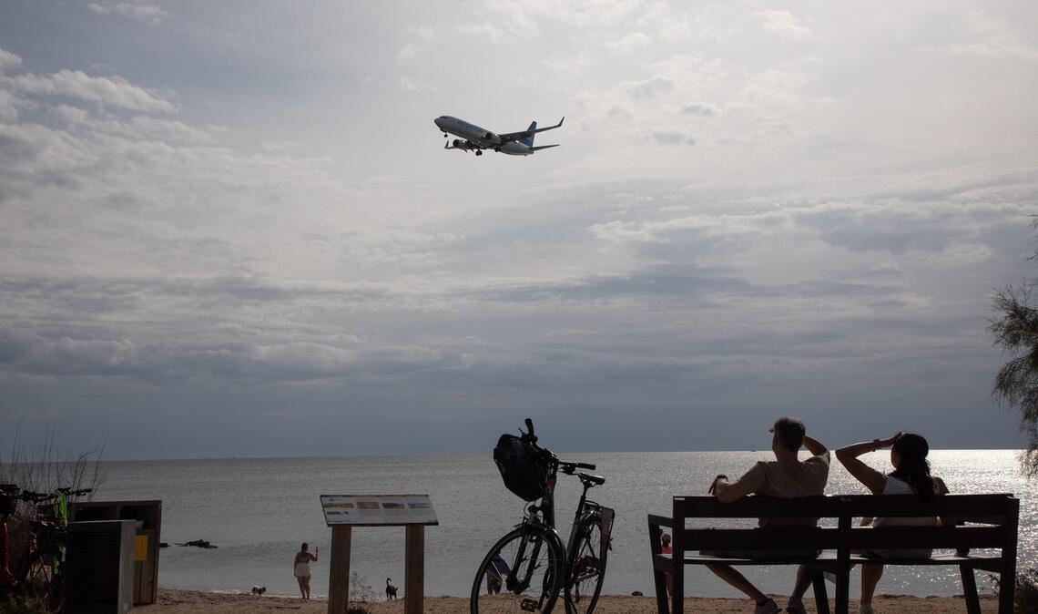 Ein Flugzeug der AirEuropa überfliegt den Strand Es Carnatge kurz vor der Landung auf dem Flughafen Palma de Mallorca.