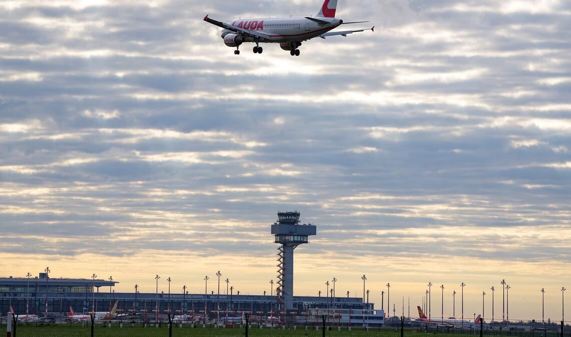 Ein Flugzeug im Landeanflug auf den Flughafen Berlin Brandenburg.