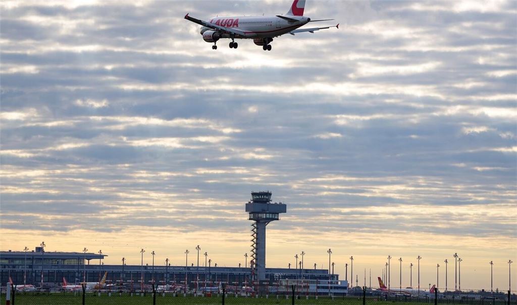 Ein Flugzeug im Landeanflug auf den Flughafen Berlin Brandenburg.