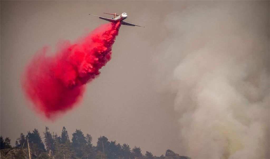 Ein Flugzeug wirft Löschmittel auf das Garnet Fire in Kalifornien ab.