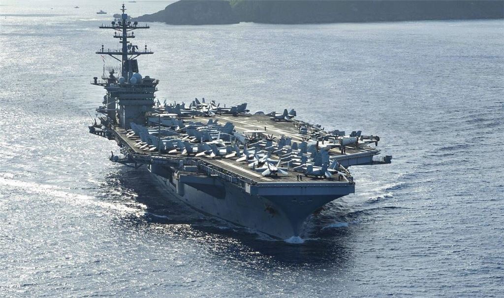 Ein Flugzeugträger der US-Navy bei Guam: Das US-Militär attackiert immer wieder mutmaßliche Schmugglerboote in der Karibik und im Ostpazifik. (Archivfoto)