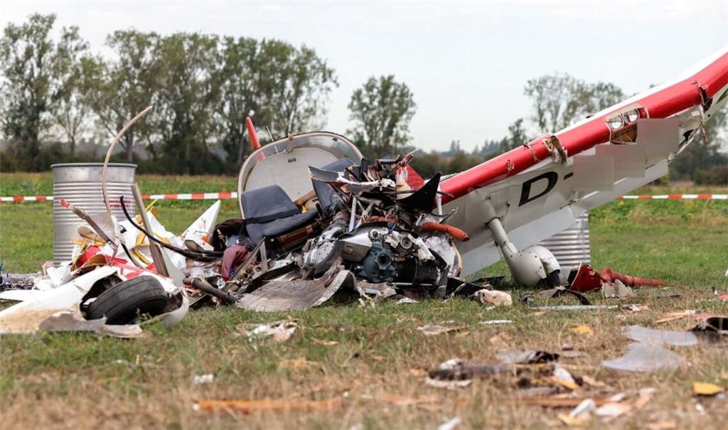 Ein Flugzeugwrack liegt nach einem Absturz auf einem Acker. Beim Absturz des Flugzeugs am Rande eines Sommerfests des Luftsportvereins Weinheim waren am Sonntag zwei Männer ums Leben gekommen.