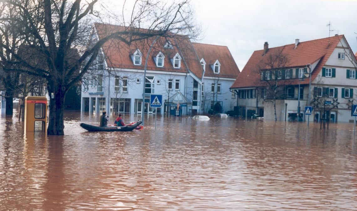 Ein Fluss, zwei Ansichten: die Enz beim Hochwasser 1993 und ein austrocknendes Flussbett im Sommer 2014 (siehe Foto unten im Text). Beides sind Phänomene des Klimawandels. Fotos: Stadtarchiv/Goertz