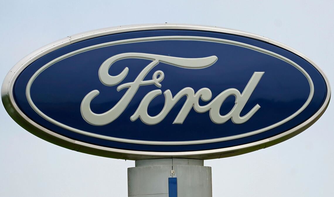 Ein Ford-Logo ist auf der Beschilderung von Country Ford in Graham, N.C., zu sehen.
