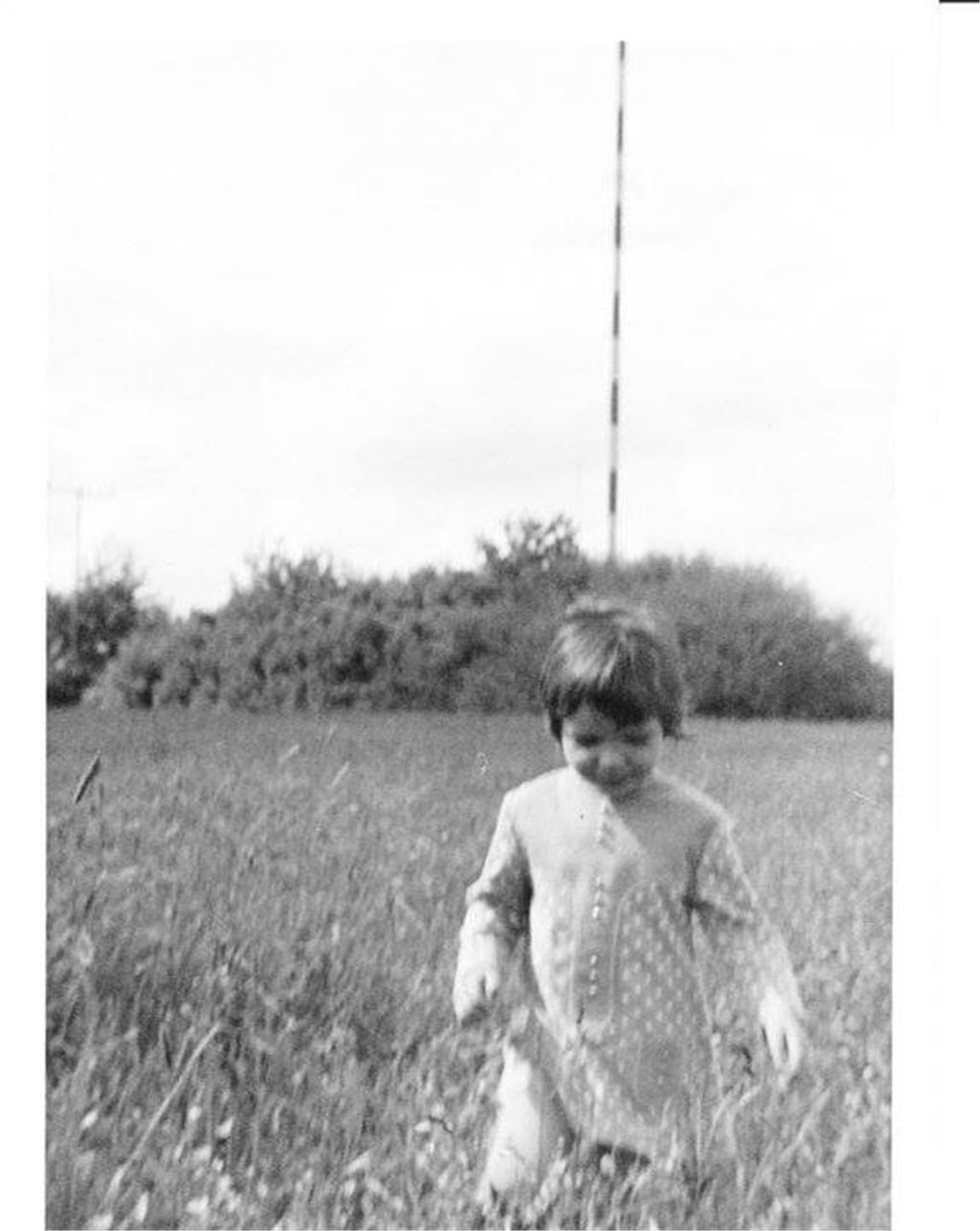 Ein Foto aus Kindheitstagen: Sabine Bernecker 1972 beim Spaziergang am Sender. Ich liebe dieses Foto. Mein Vater trägt es immer noch im Geldbeutel. (Foto: Sabine Bernecker)
