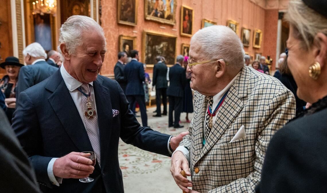 Ein Foto aus dem Jahr 2022: König Charles III. im Gespräch mit David Hockney.