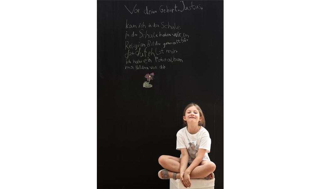 Ein Foto aus der Ausstellung zeigt Klara mit einer Botschaft an ihren verstorbenen Bruder Justus. Foto: Seibel