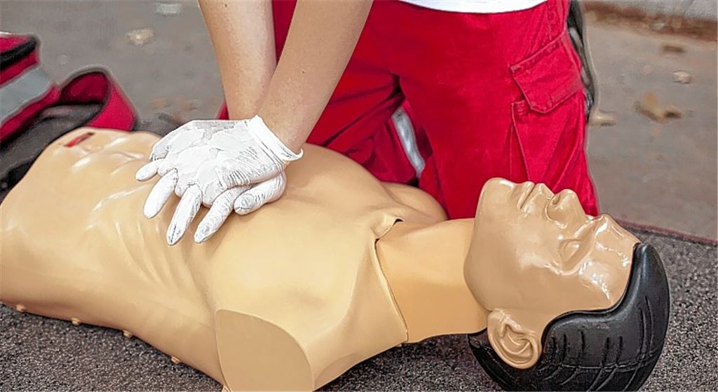 Ein Foto kann kein Leben retten, ein Kurs in Erster Hilfe schon. Bevor professionelle Rettungskräfte am Unfallort anrücken, sollten Zeugen des Unglücks anpacken, statt nur auf den Auslöser ihres Mobiltelefons zu drücken. Laut dem Mühlacker Feuerwehrkommandanten Ralph Keipp machen die Leute häufig nur Fotos und fahren anschließend einfach weiter.