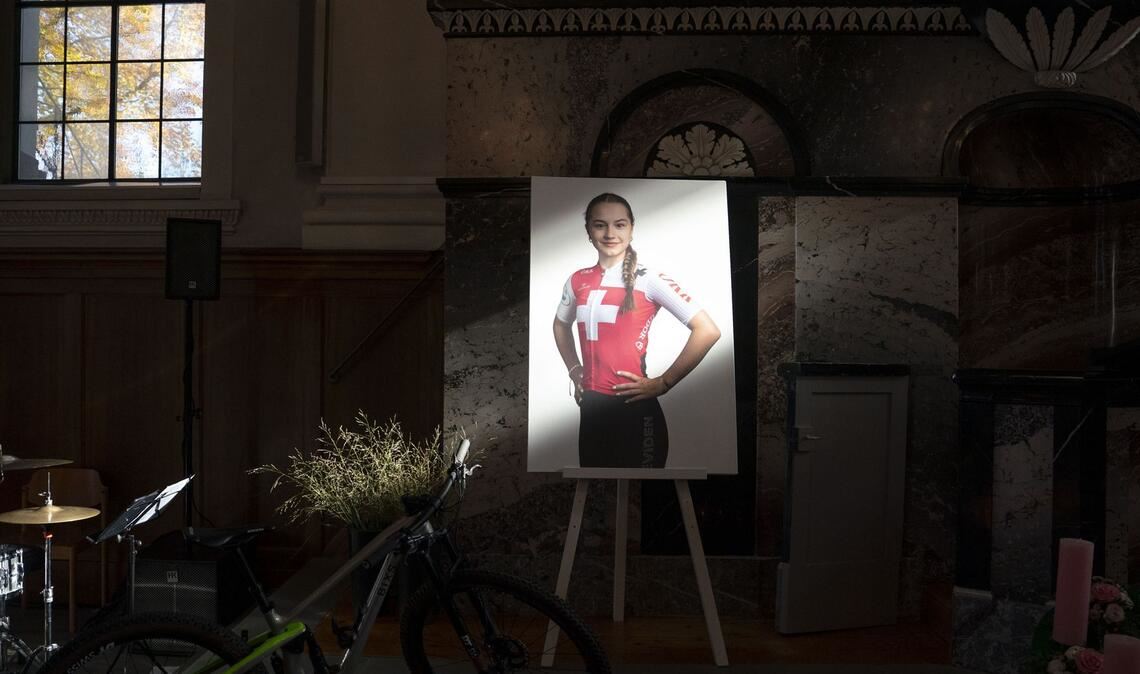 Ein Foto von Muriel Furrer steht bei der Trauerfeier in der reformierten Kirche Uster. (Archivbild)