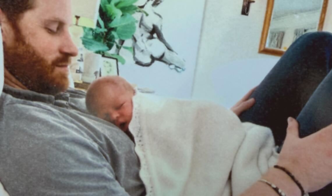 Ein Foto zeigt Archie als Baby auf der Brust seines Vaters, Prinz Harry.