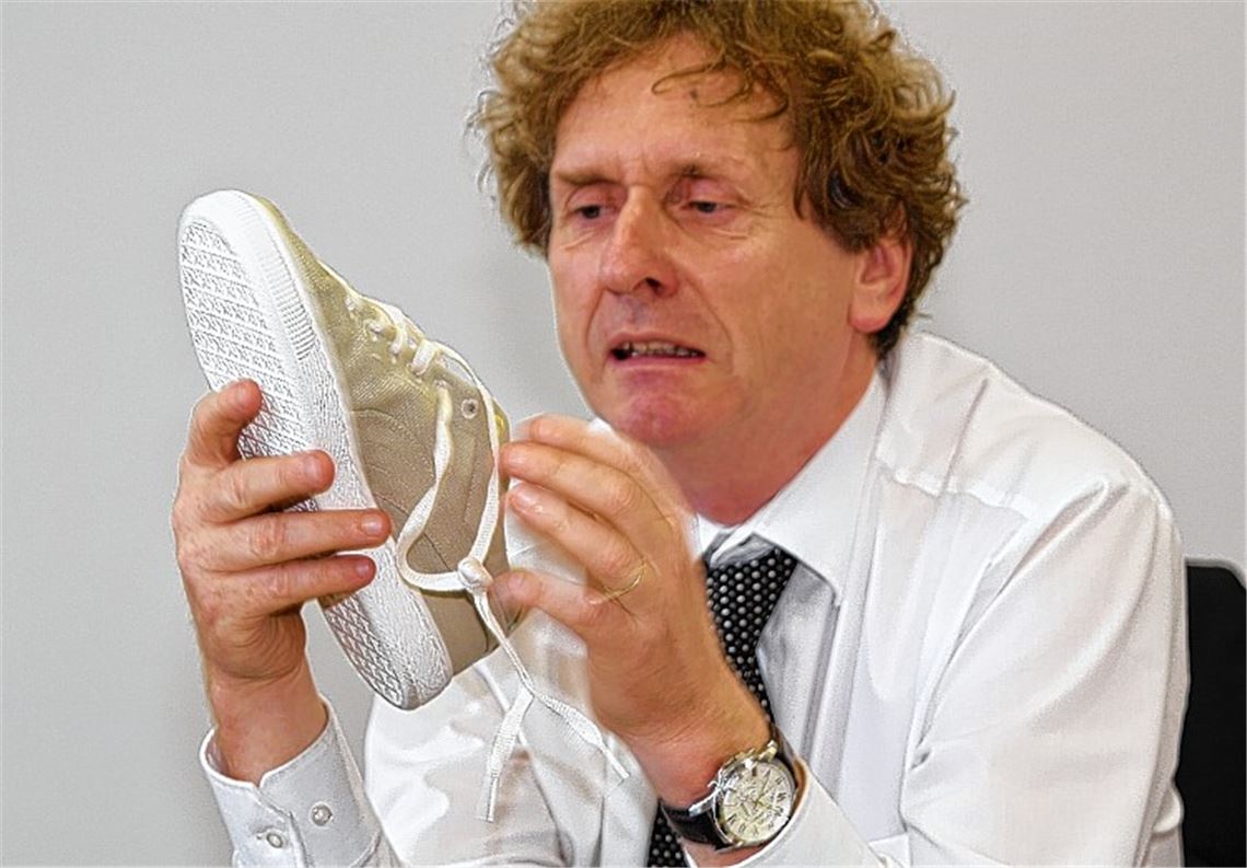 Ein Freizeitschuh, der sich am Ende seiner Lebensdauer in nichts auflöst, ist für den Hamburger Wissenschaftler Michael Braungart ein Beispiel dafür, dass Gebrauchsgegenstände, wenn sie ausgedient haben, nicht unbedingt in der Müllverbrennung landen müssen. Foto: Kollros