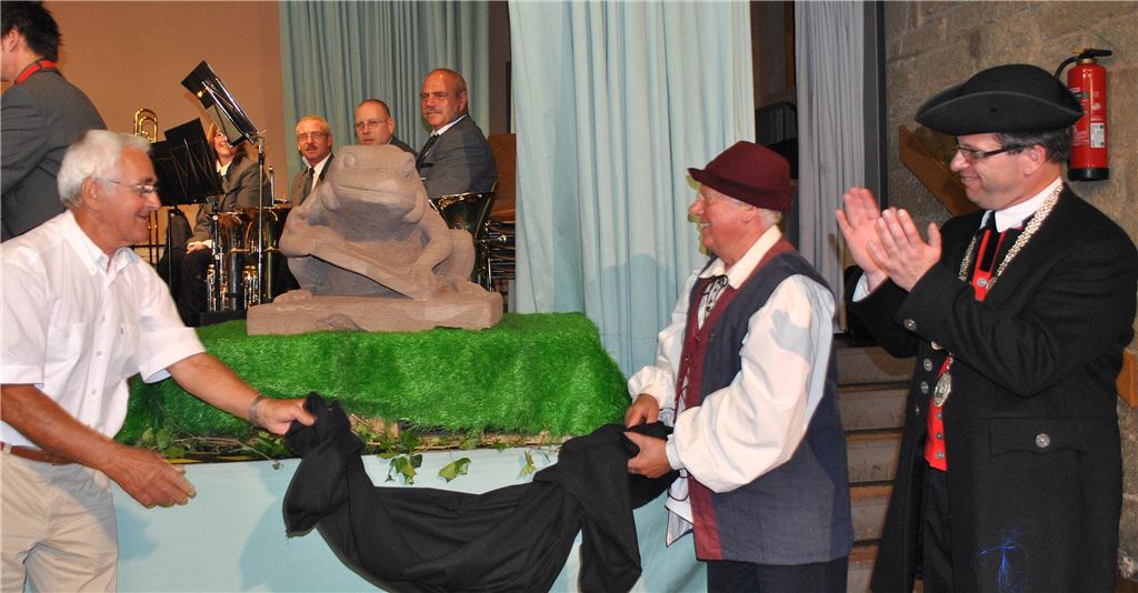 Ein Frosch für das Studentenbrünnele: Siegfried Gottwald (v.li.) und Kurt Haas überreichen ihn nach der Enthüllung stellvertretend an Bürgermeister Andreas Felchle.  Foto: Stahlfeld