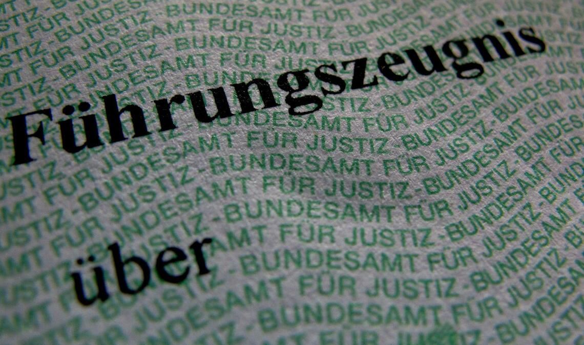 Ein Führungszeugnis zur Vorlage beim Arbeitgeber oder für eine ehrenamtliche Tätigkeit soll künftig auch digital verfügbar sein (Symbolfoto).