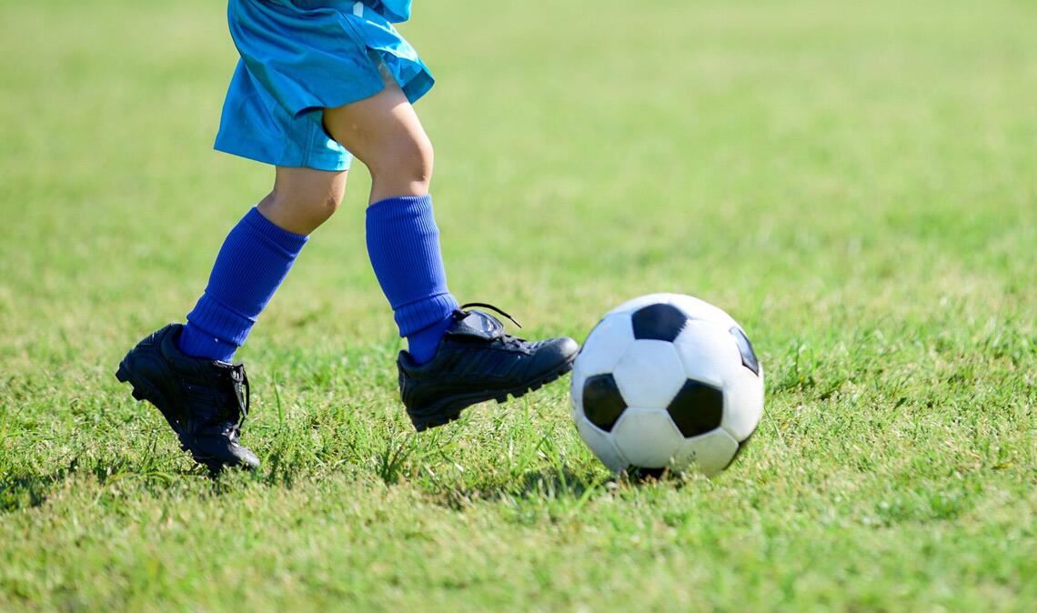 Ein Fußballjungendtrainer steht im Verdacht, sich in 82 Fällen missbräuchlich an Kindern vergangen zu haben (Symbolbild).