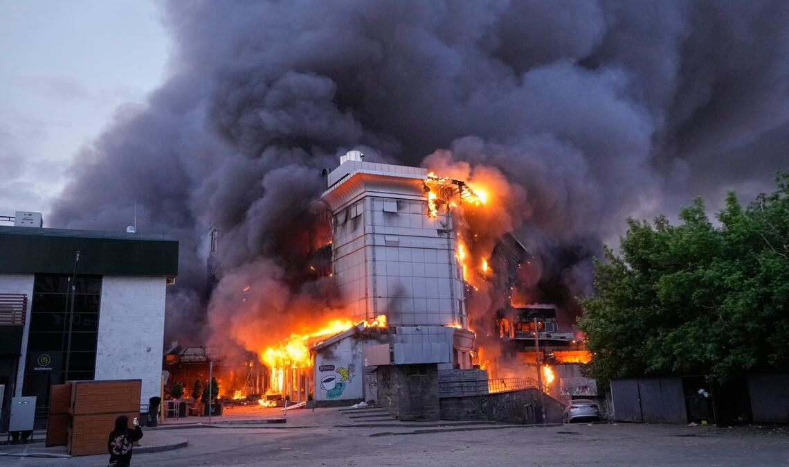 Ein Gebäude brennt nach einem russischen Raketenangriff in Kiew.