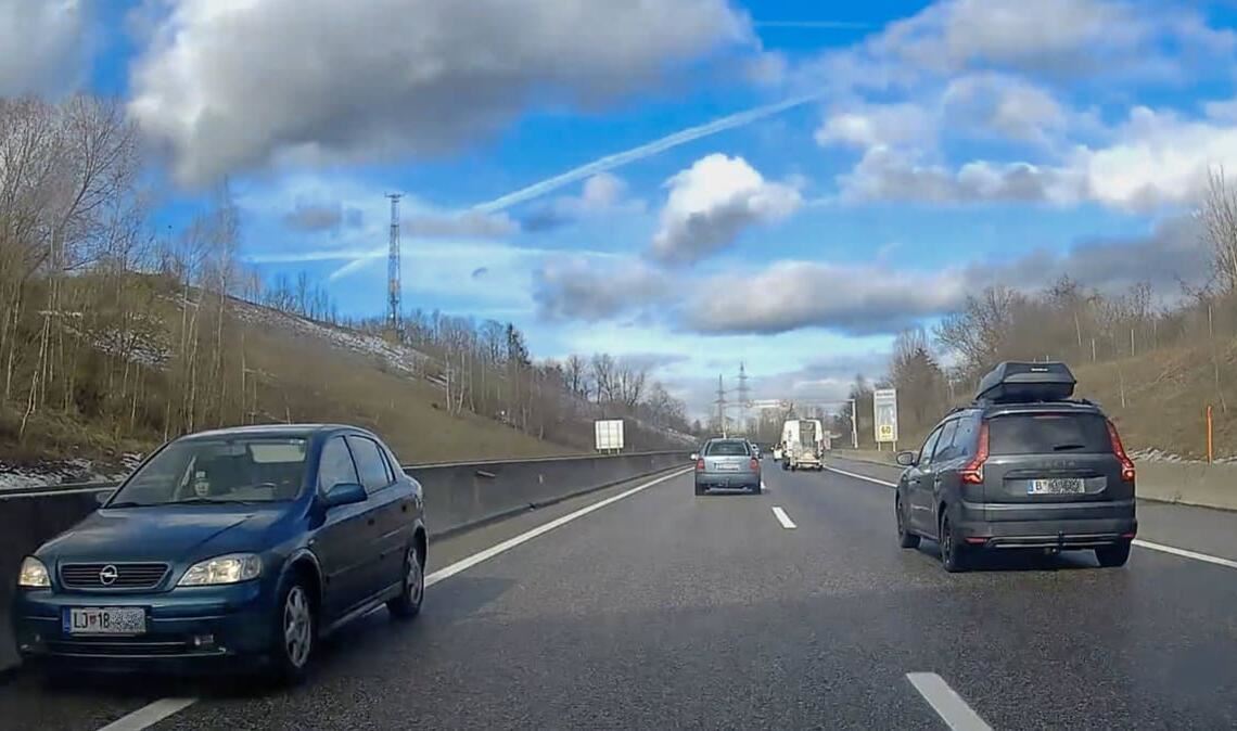 Ein Geisterfahrer (links) fährt am 4. Februar 2023 auf der A8 kurz hinter dem Voralpenkreuz.