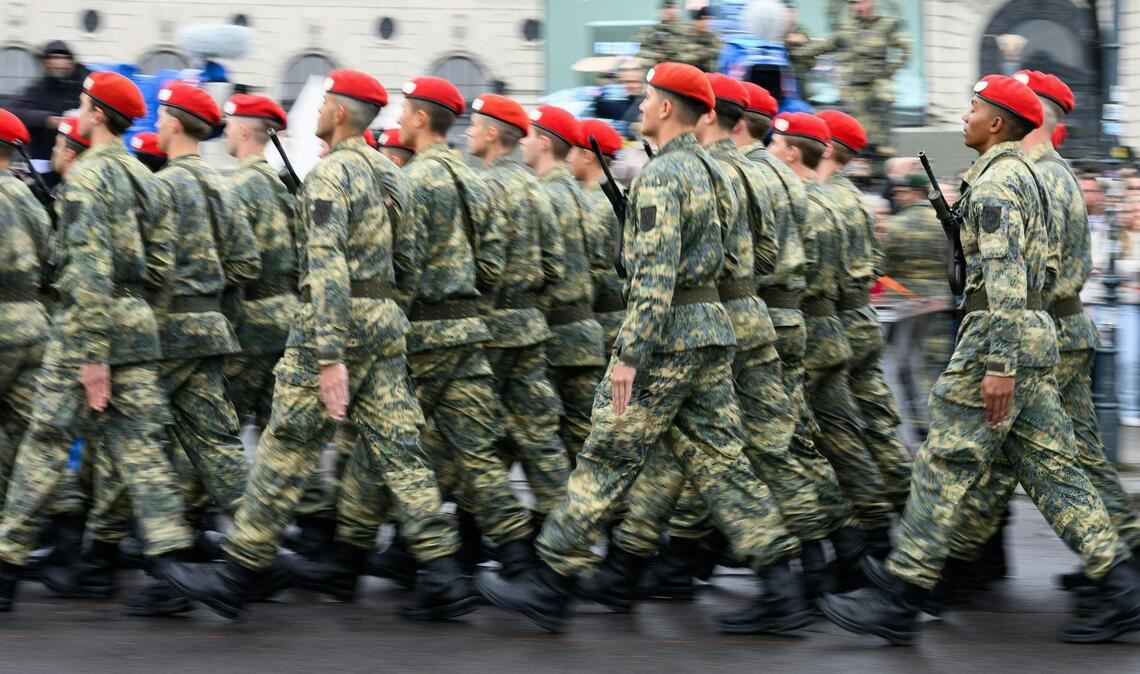 Ein Gericht entschied: Auch Männer in der österreichischen Armee dürfen eine Pferdeschwanz-Frisur tragen. (Symbolbild)