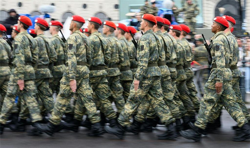 Ein Gericht entschied: Auch Männer in der österreichischen Armee dürfen eine Pferdeschwanz-Frisur tragen. (Symbolbild)