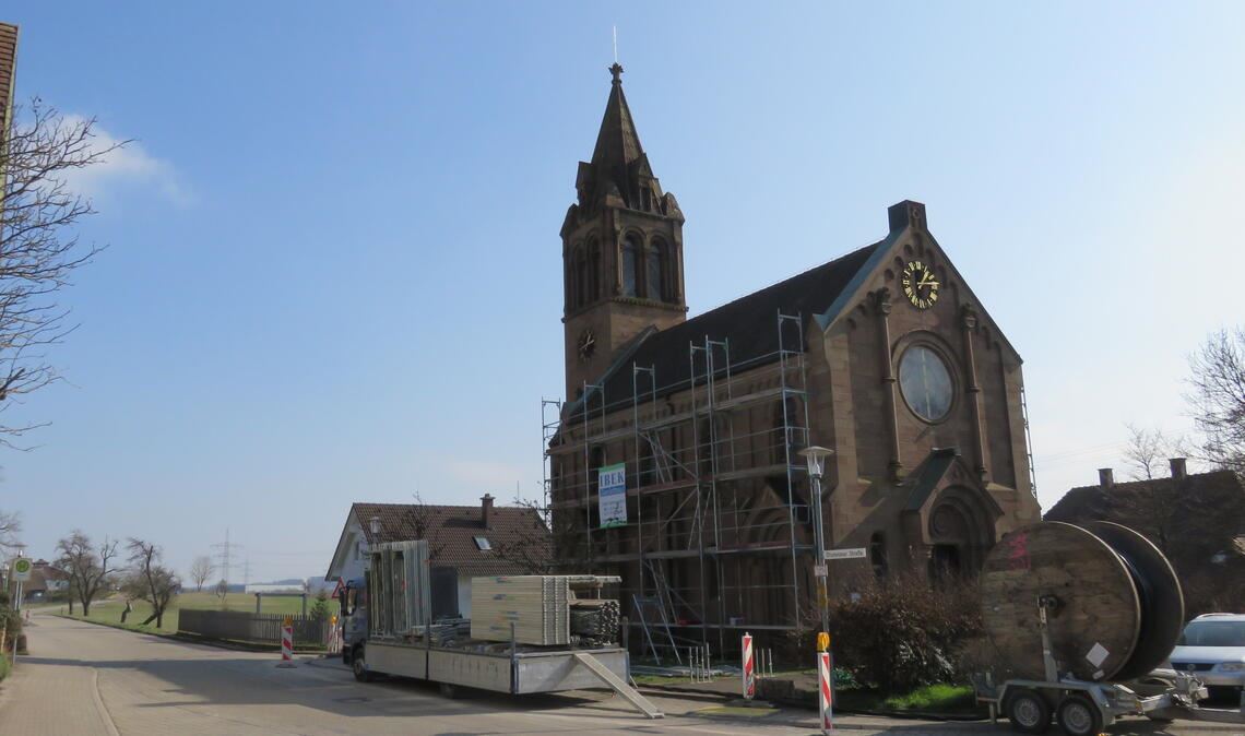 Ein Gerüst an der Henri-Arnaud-Kirche in Schönenberg zeugt von den bevorstehenden Sanierungsarbeiten. Foto: Becker