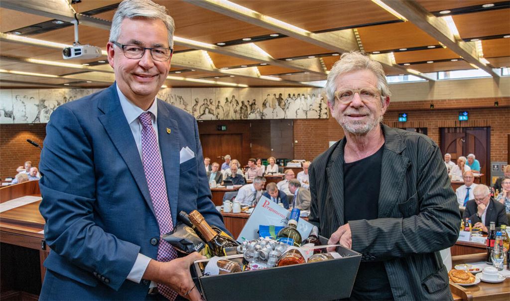 Ein Geschenkkorb mit italienischen Spezialitäten zum Abschied: Landrat Allgaier (li.) mit Professor Jörg Martin. Foto: privat