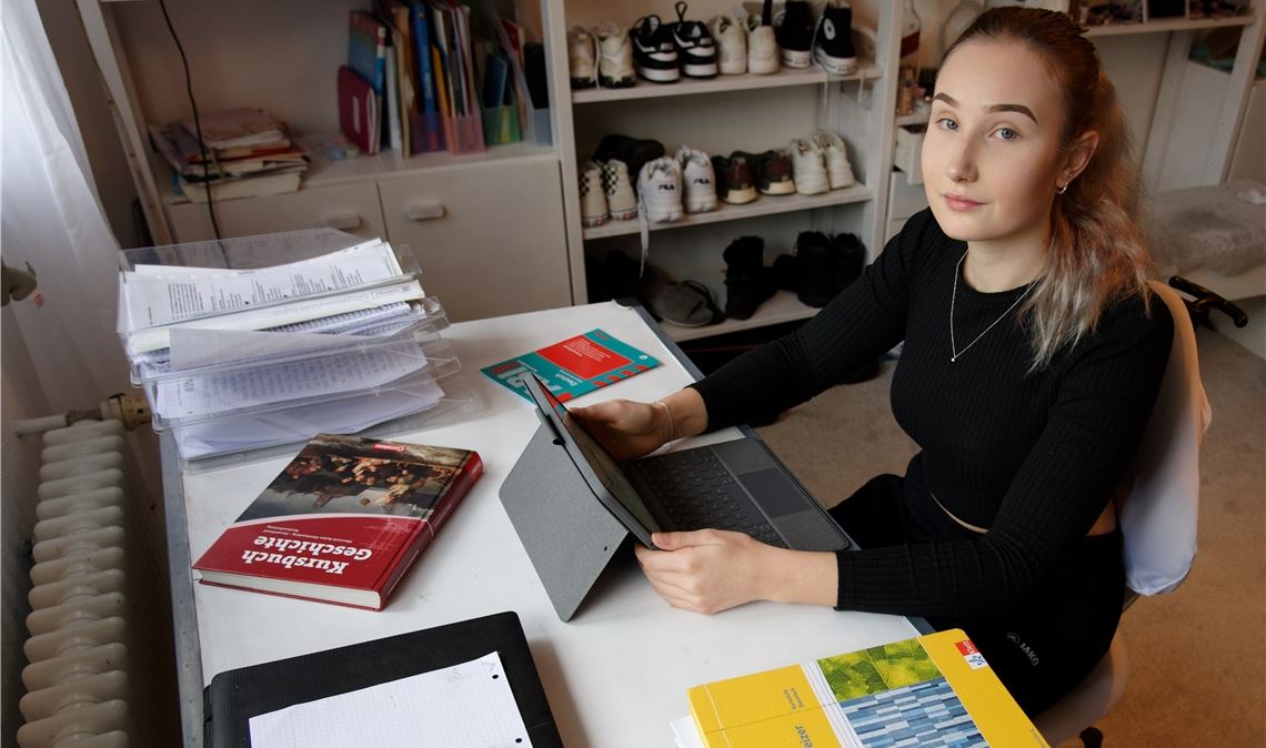 Ein Gesicht der Generation Corona: Lynn Bandle sitzt in ihrem Zimmer am Schreibtisch. Unzählige Videokonferenzen hat sie hier bestritten. Bald steht die Abiturprüfung an. Foto: privat