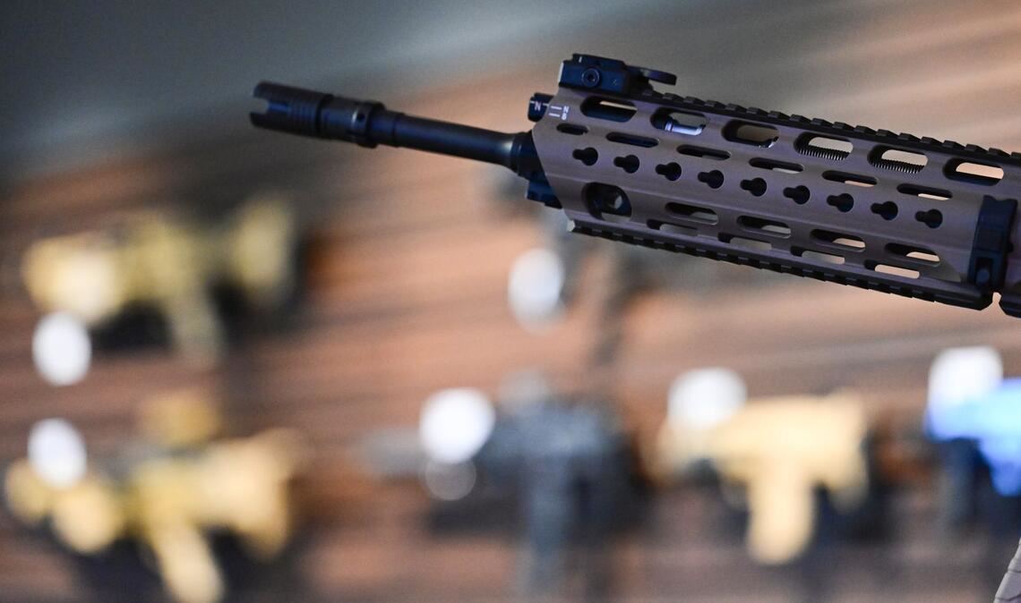 Ein Gewehr von Heckler & Koch in einem Ausstellungsraum der Firma in Oberndorf.