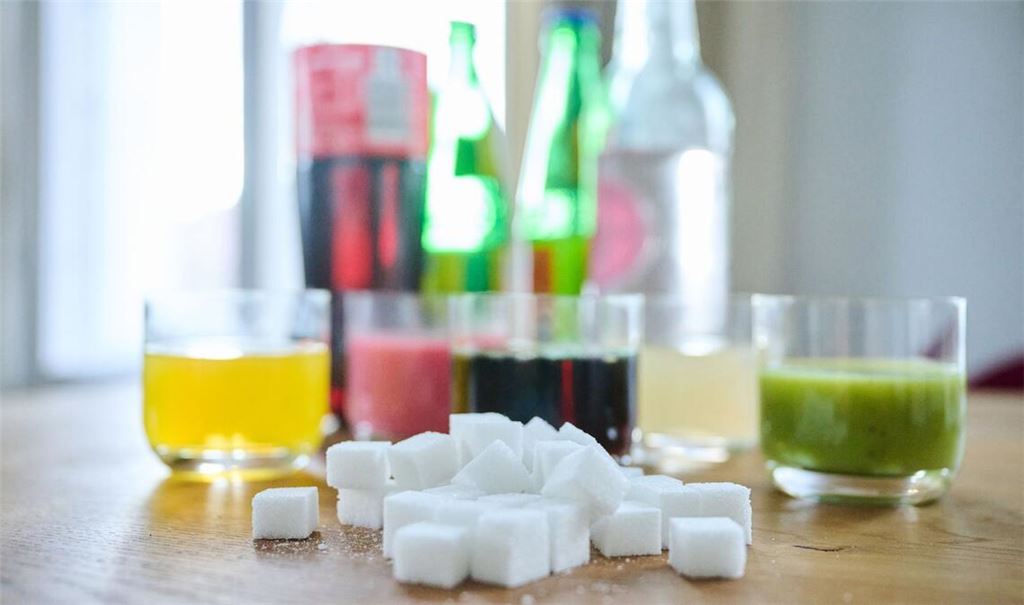 Ein Glas Cola (250 Milliliter/ml) enthält knapp 27 Gramm Zucker: Das entspricht fast neun Stück Würfelzucker. Auch Energydrinks, Fruchtgetränke und andere Softdrinks können Zuckerbomben sein.