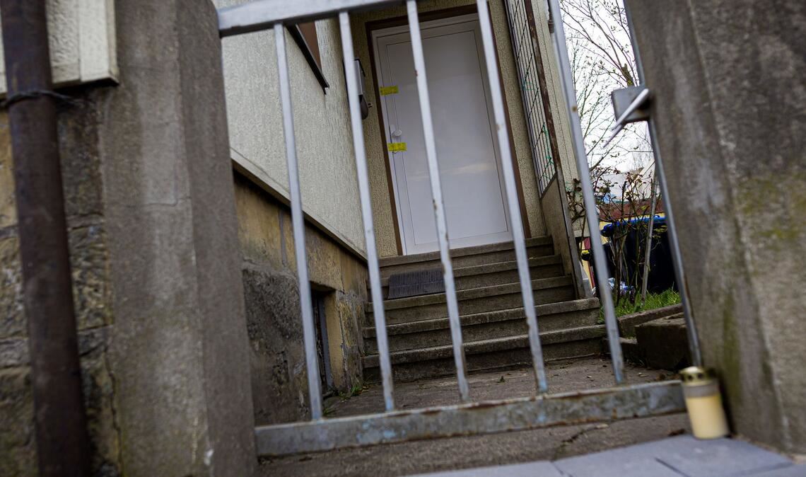 Ein Grablicht wurde vor dem Einfamilienhaus abgestellt.