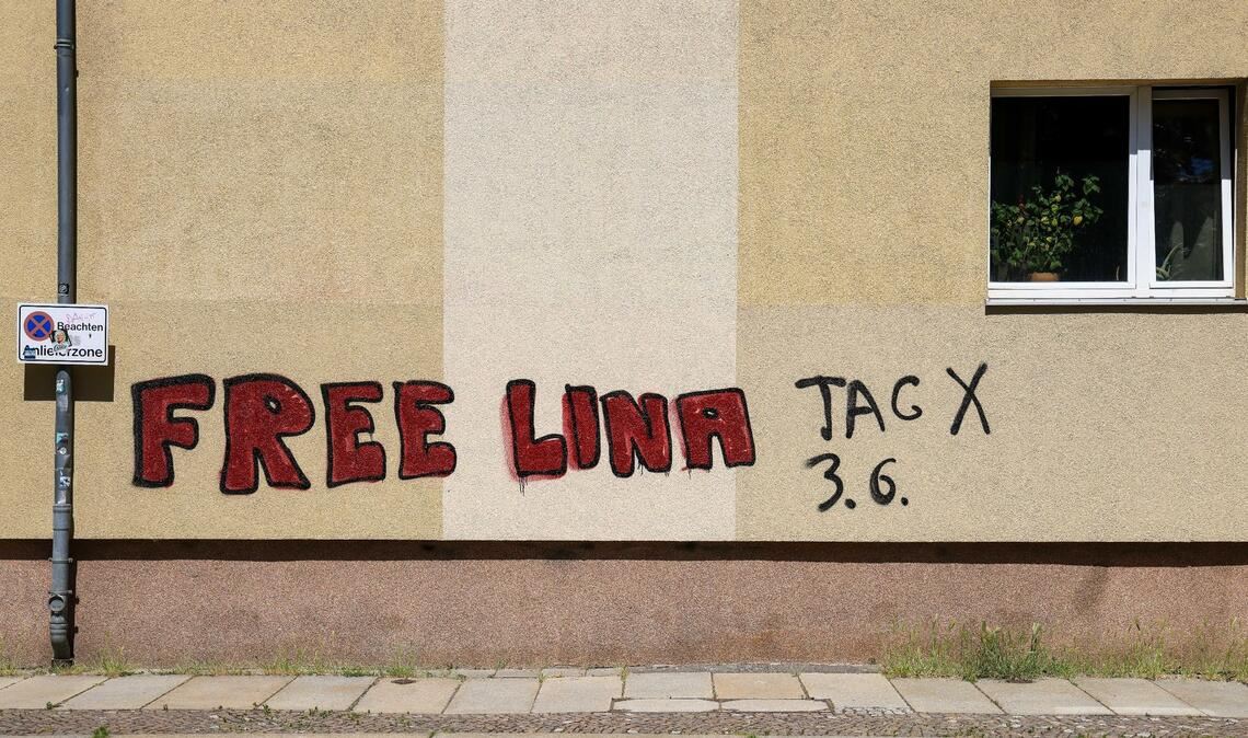 Ein Graffiti "Free Lina 3.6. Tag X" an einem Wohnhaus im Leipziger Süden. Die Polizei erwartet am Samstag den größten Einsatz seit zwei Jahren.
