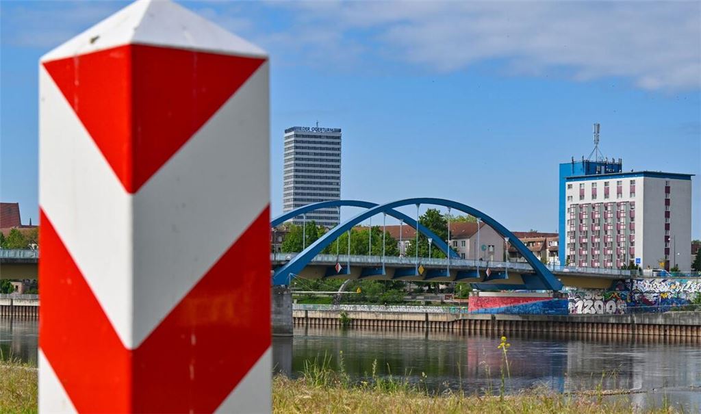 Ein Grenzpfeiler in den rot-weißen Nationalfarben Polens steht am deutsch-polnischen Grenzübergang Stadtbrücke.