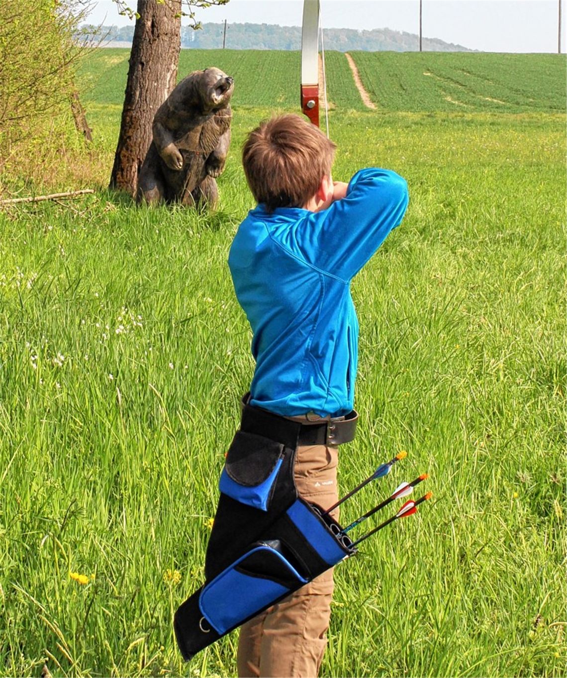 Ein Grizzlybär aus Holz und Pappe ist eines der Ziele beim 3D-Jagdturnier. Foto: privat