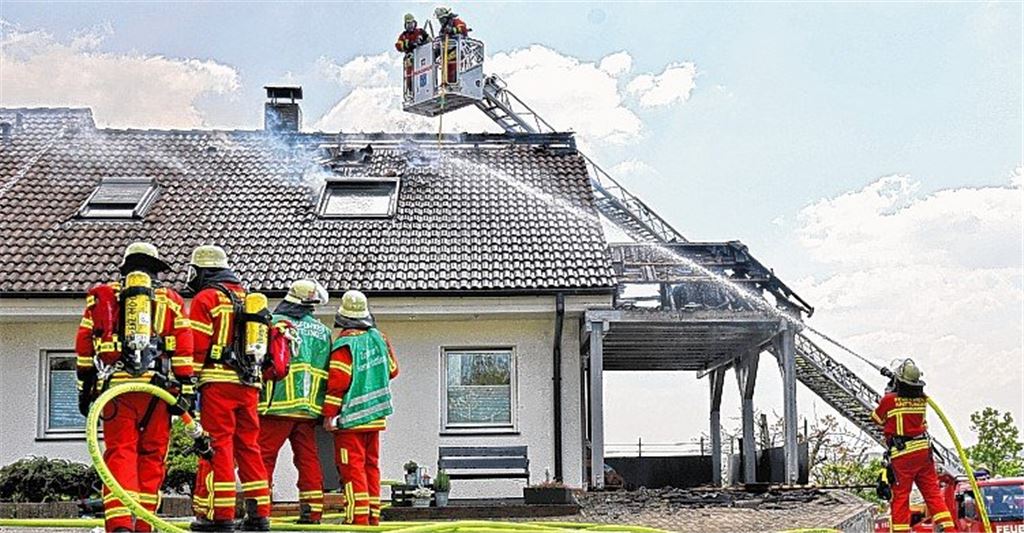 Flammen schlagen auf Wohnhaus über