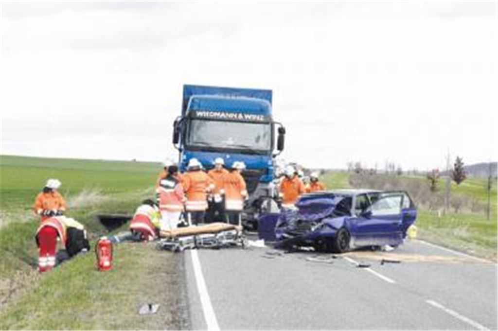 Ein Großaufgebot an Rettungskräften kümmert sich um die Insassen des Opel Astra aus Pforzheim, der beim Frontalzusammenstoß mit dem Sattelzug völlig zerstört wird.
Foto: Tilo Keller