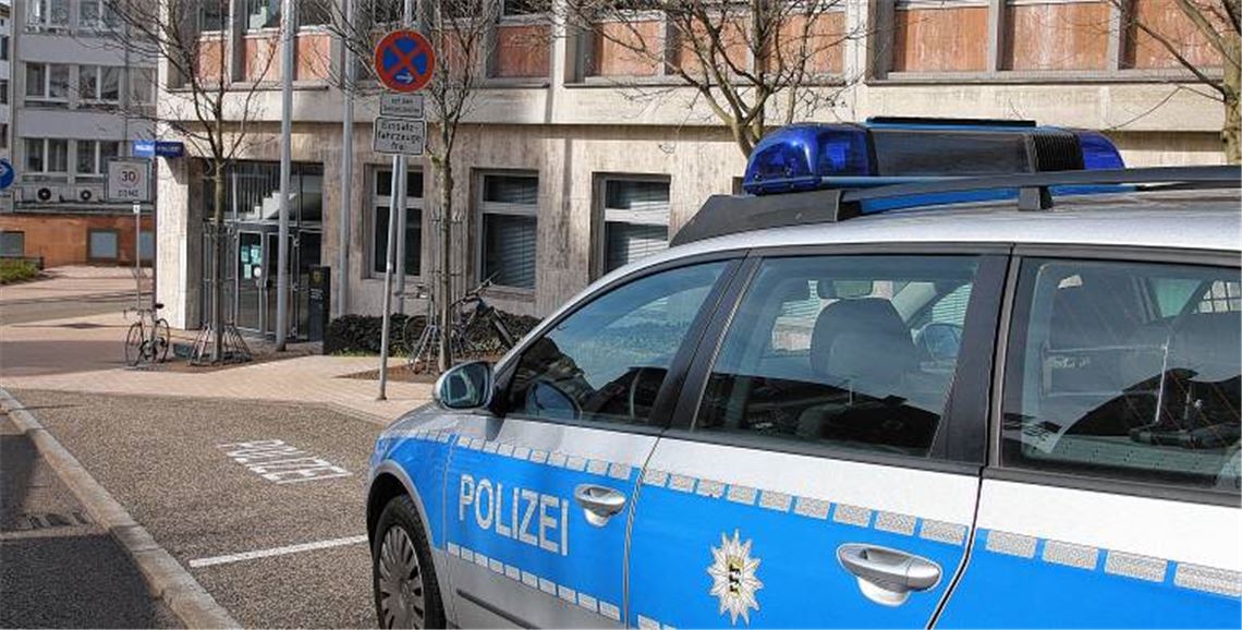 Ein Großaufgebot der Polizei suchte gestern am späten Nachmittag im Bereich der Enz nach einer Vermissten. (Foto: p)