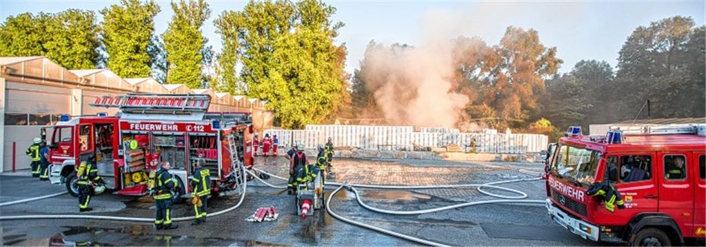 Feuer zerstört Halle einer Gärtnerei