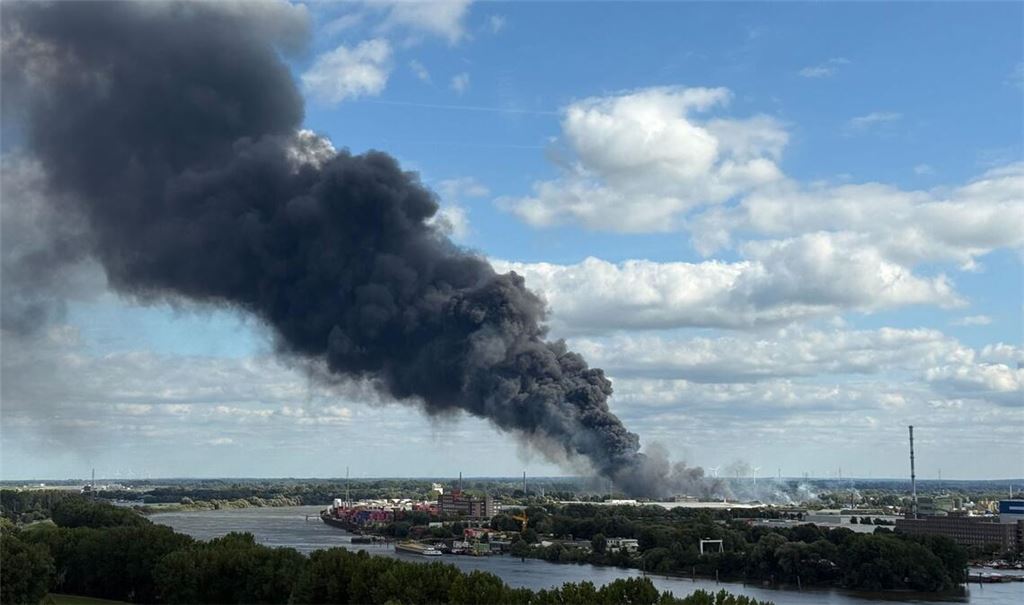 Ein Großbrand im Hamburger Hafengebiet beschäftigt Hunderte Feuerwehrleute.