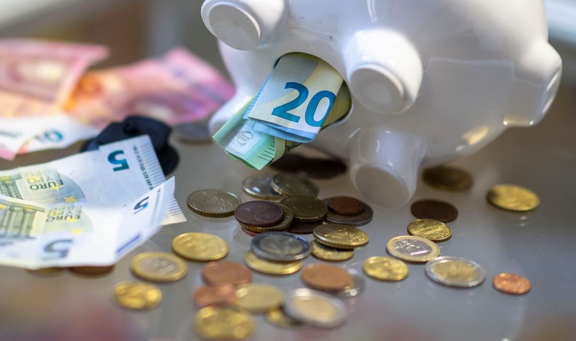 Ein Großteil der Ersparnisse liegt auf Giro- und Tagesgeldkonten oder wird als Bargeld zu Hause aufbewahrt. (Symbolbild)