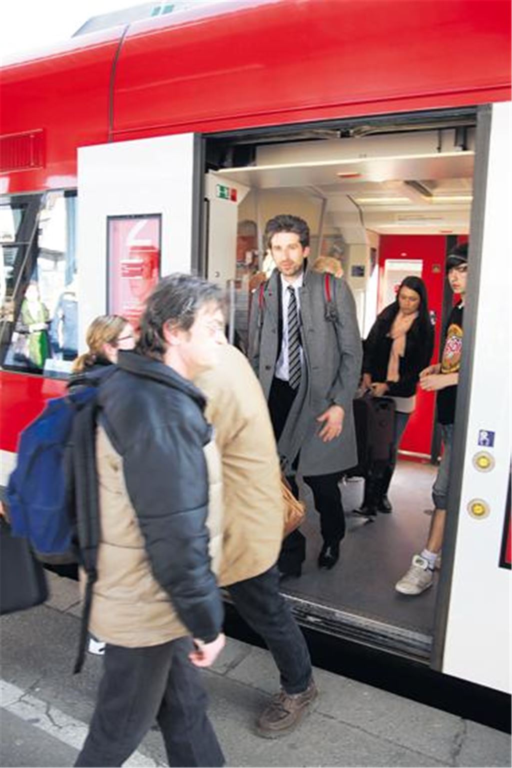 Ein Grüner Wahlkämpfer kommt mit dem Zug: Um 16.05 Uhr steigt der Tübinger OB und prominente S21-Gegner Boris Palmer aus der Bahn, um seine Parteifreunde in Pforzheim und dem Enzkreis zu unterstützen. Foto: Disselhoff